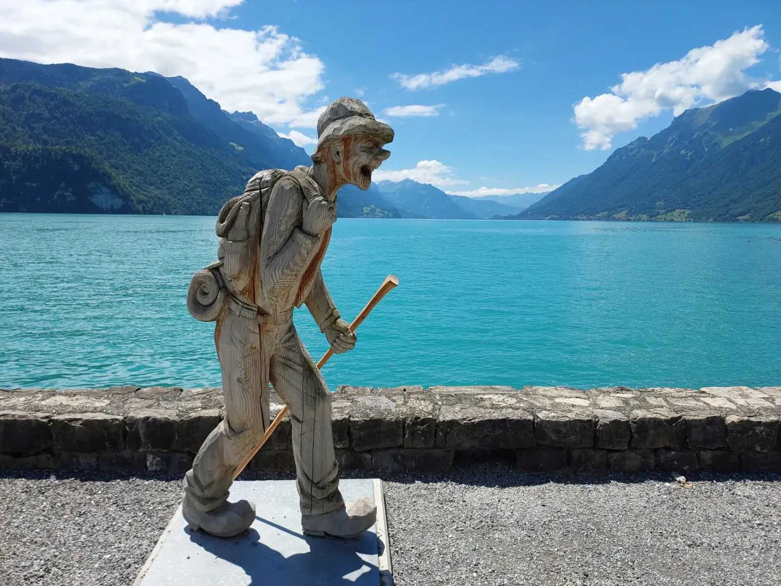Lago de Brienz com montanhas ao fundo, em paisagem serena de verão na Suíça