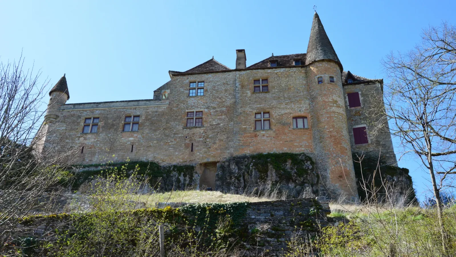 Hospedagens em Château-d’Oex com chalés, hotel, B&B com jardim e camping junto ao rio.