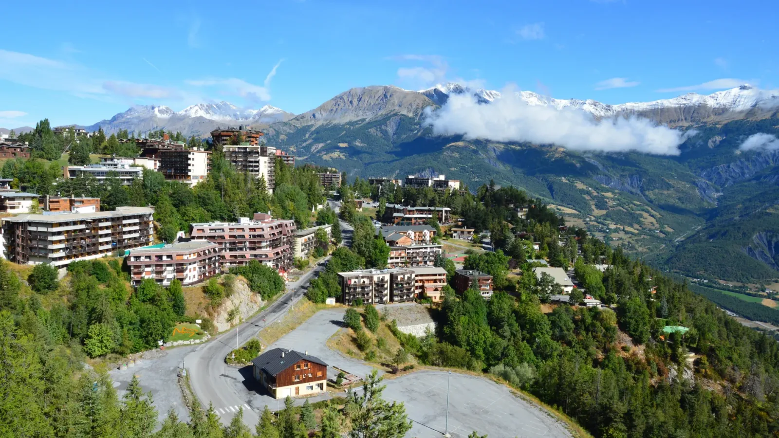 Paisagem alpina de Veysonnaz com montanhas nevadas e vilarejo suíço ao fundo