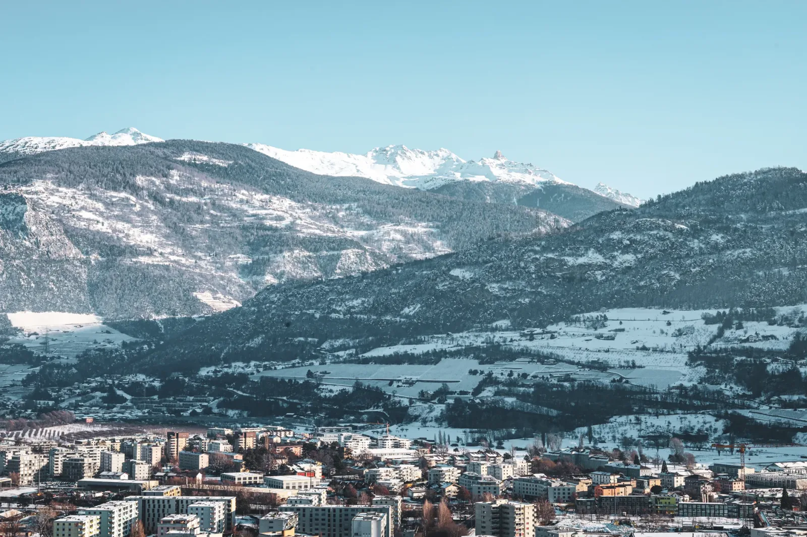Chalés e pousadas alpinas em Veysonnaz, com vista para as montanhas suíças