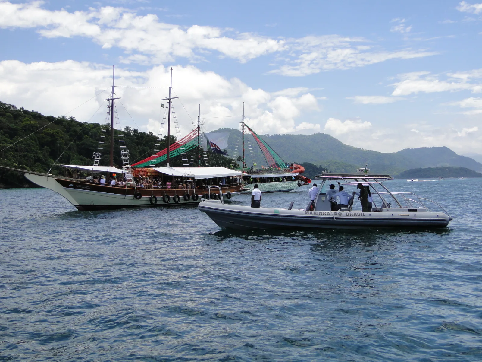 Boat sailing along the coast of Angra dos Reis, highlighting access to the islands by sea.