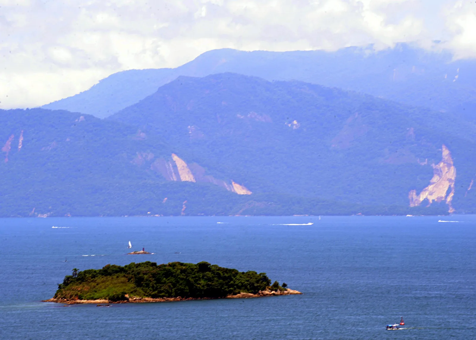 Seaside restaurant in Angra dos Reis, with an emphasis on seafood cuisine.