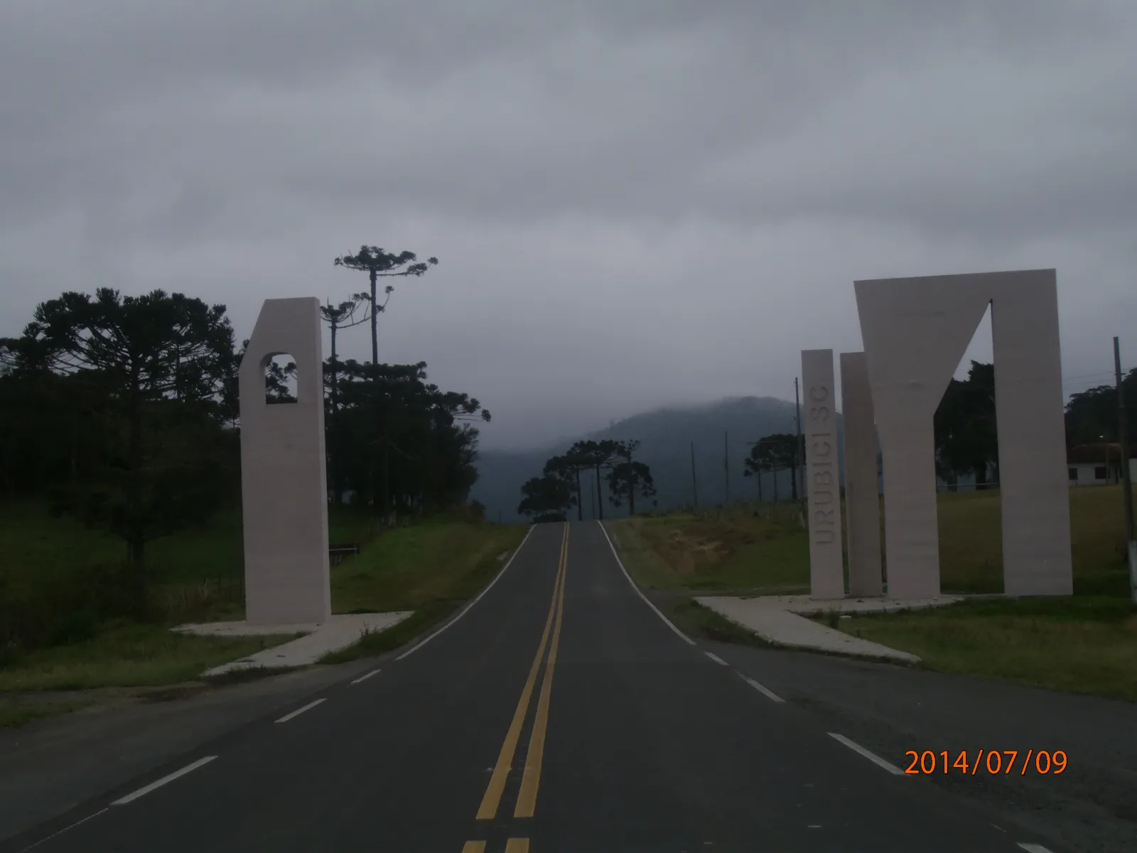Paisaje montañoso de Urubici con formaciones rocosas, vegetación y sendero en área turística.