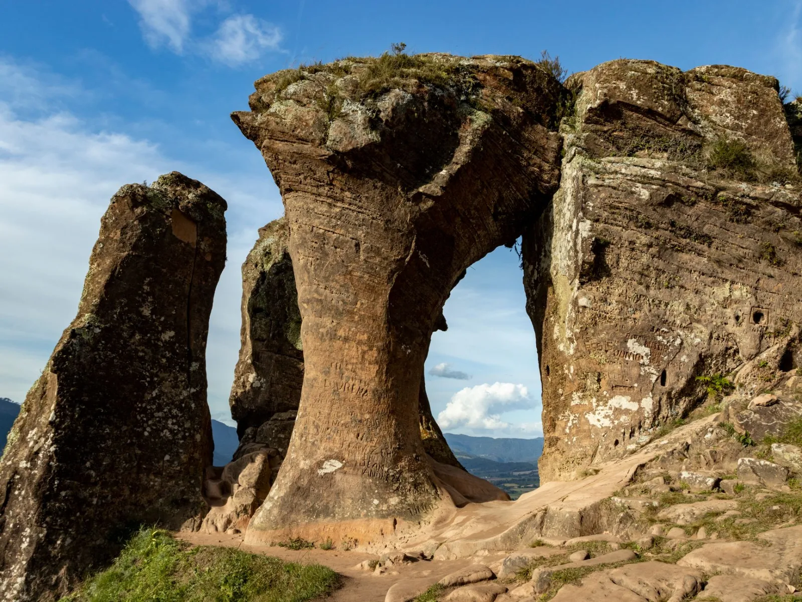 Mirador con cañones y vegetación de sierra en Urubici bajo cielo abierto.