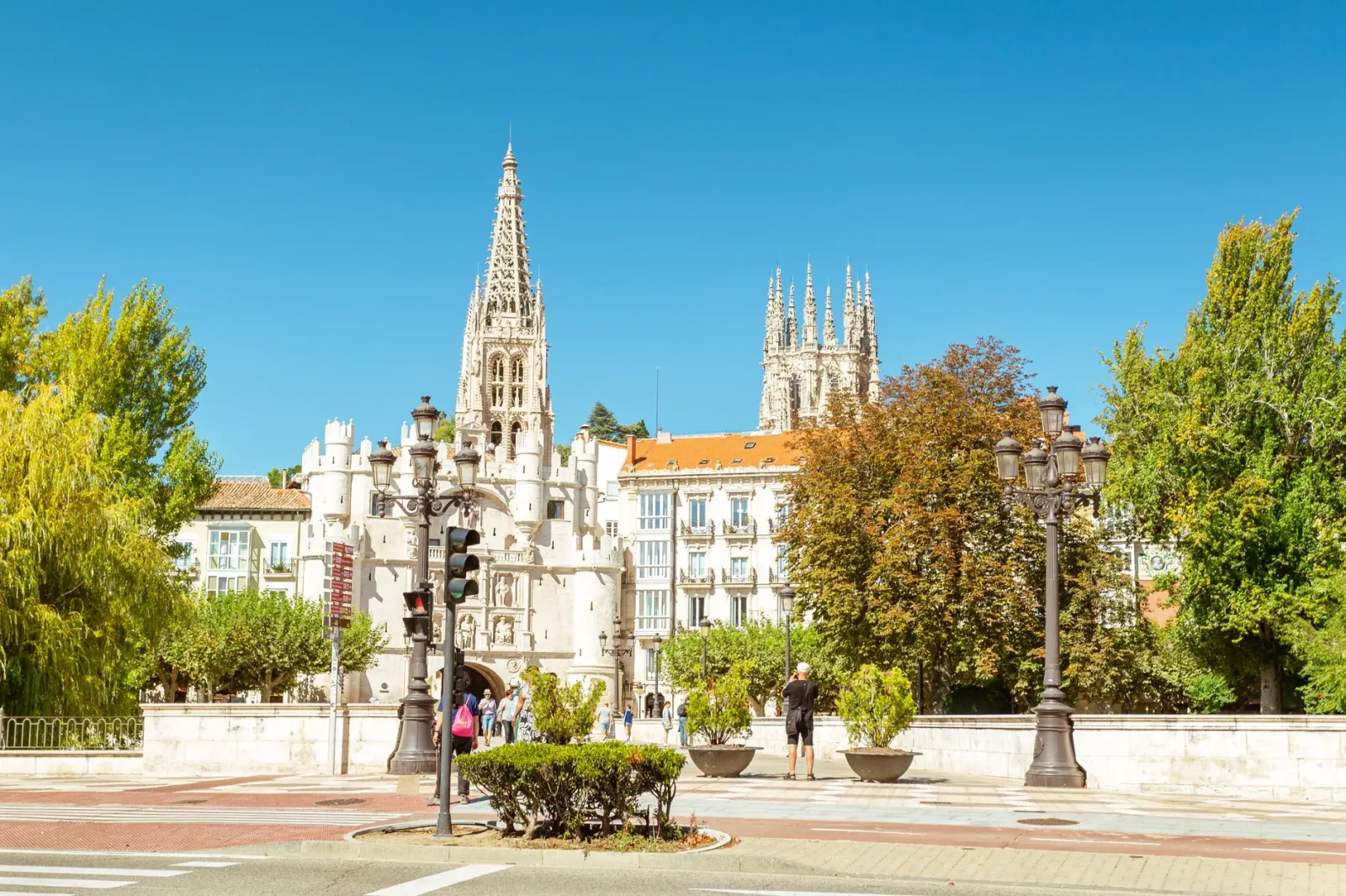 Vista panorâmica de Burgos com sua catedral e construções históricas sob céu aberto