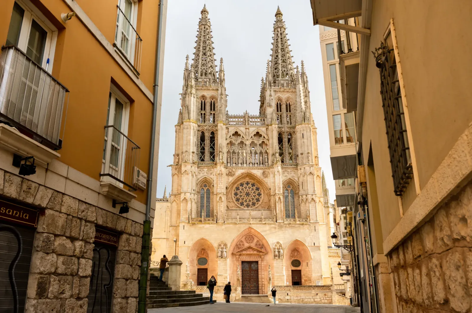 Catedral gótica de Burgos ao entardecer, com centro histórico medieval ao redor