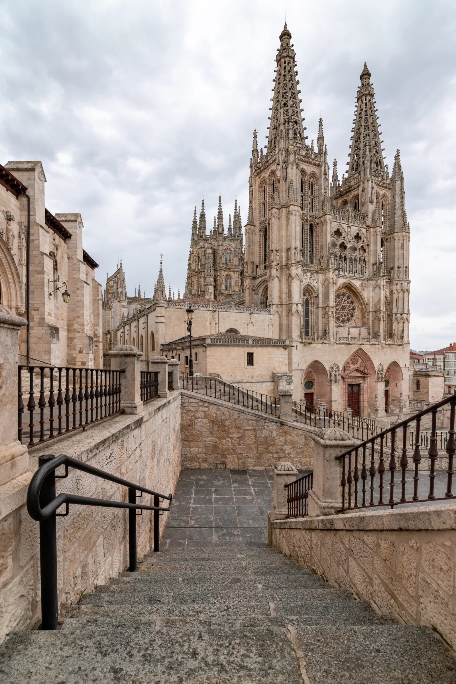 Vista do centro histórico de Burgos com a catedral e ruas para explorar a pé ao longo de dois dias