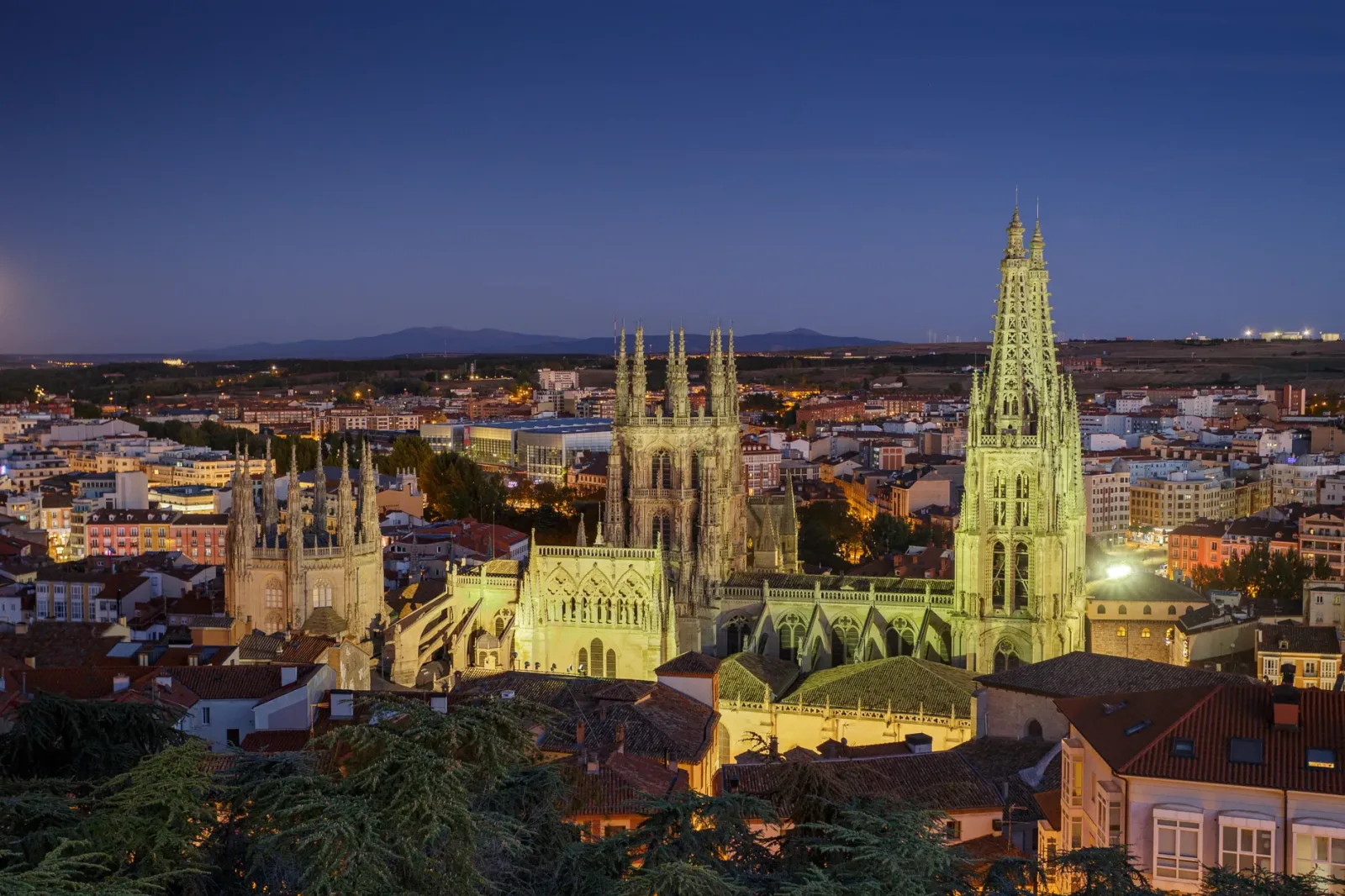 Fachada histórica de hotel em Burgos, com arquitetura de pedra e janelas clássicas.