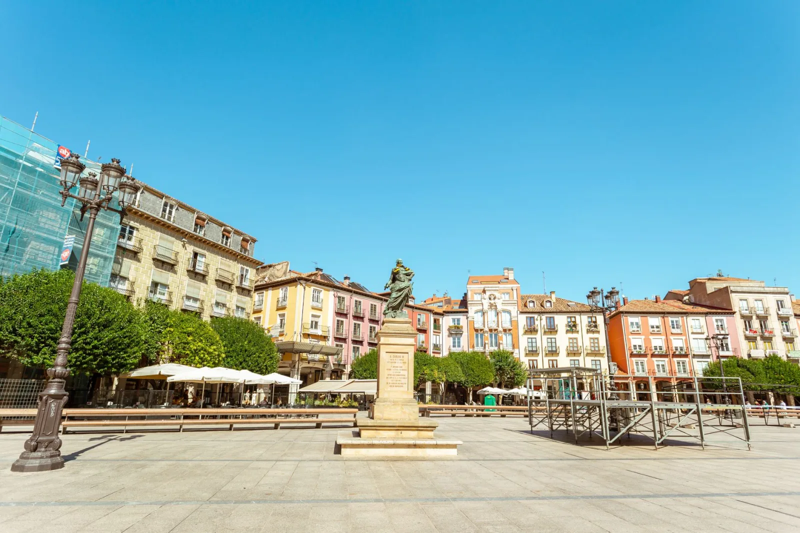 Centro histórico de Burgos sob céu claro, com clima agradável de verão.