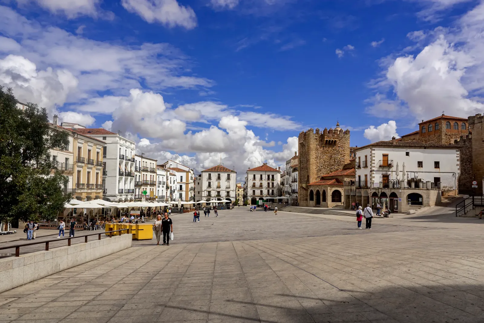 Rua de Cáceres com prédios históricos, rua estreita e circulação fácil a pé.