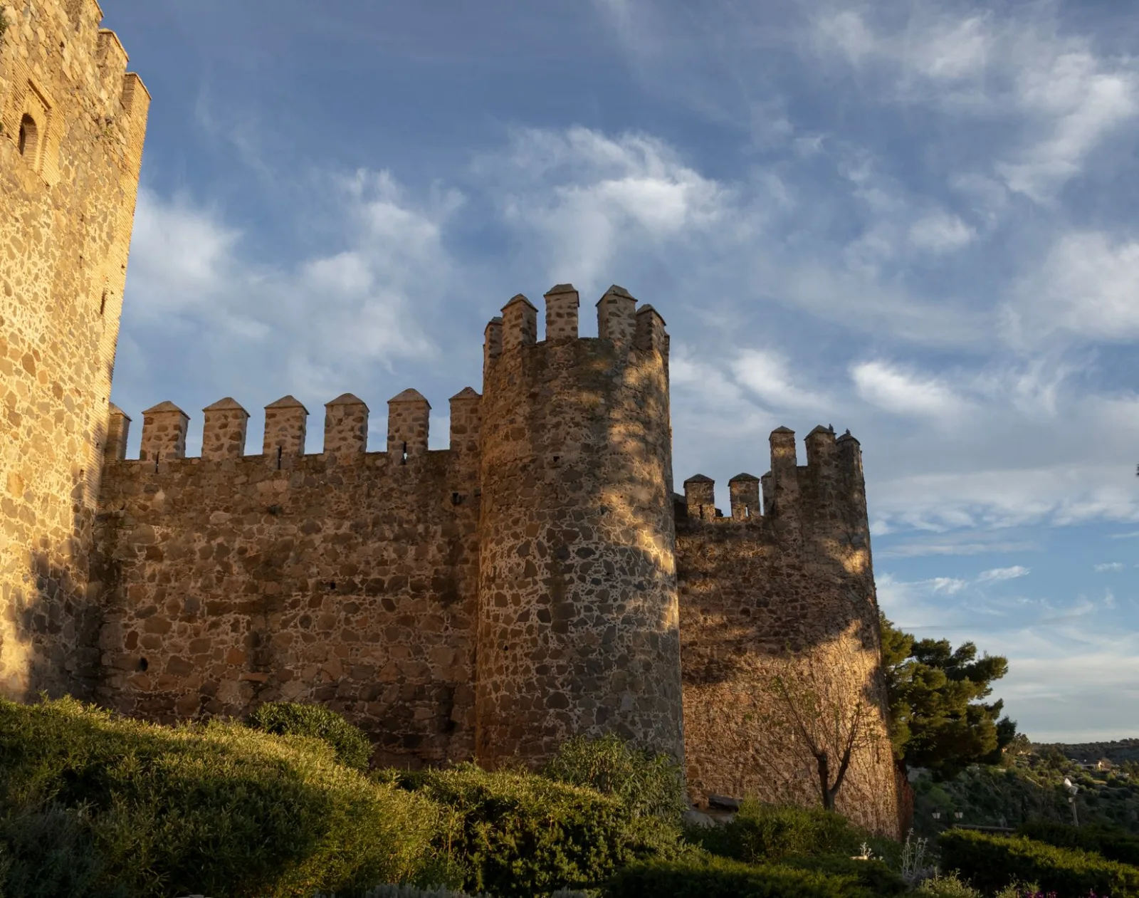 Vista do centro histórico de Cáceres, com ruas de pedra e hospedagens próximas ao coração da cidade