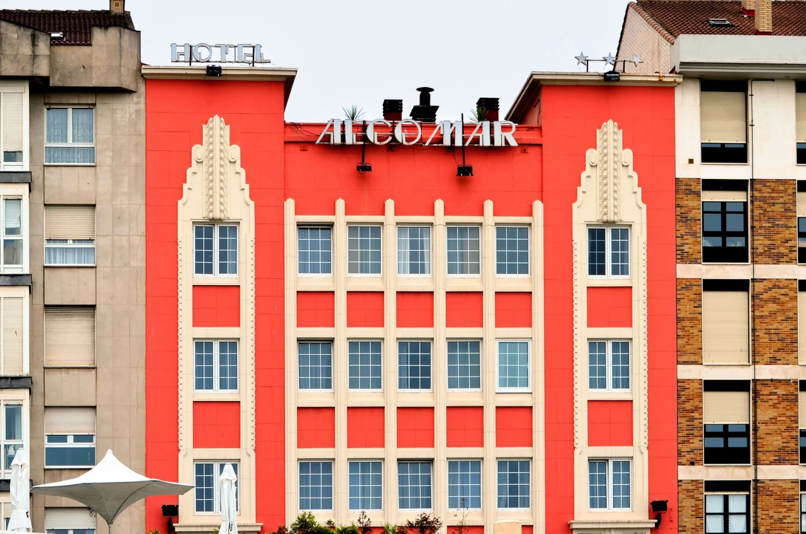Accommodations in Gijón with affordable and central options near the beach.