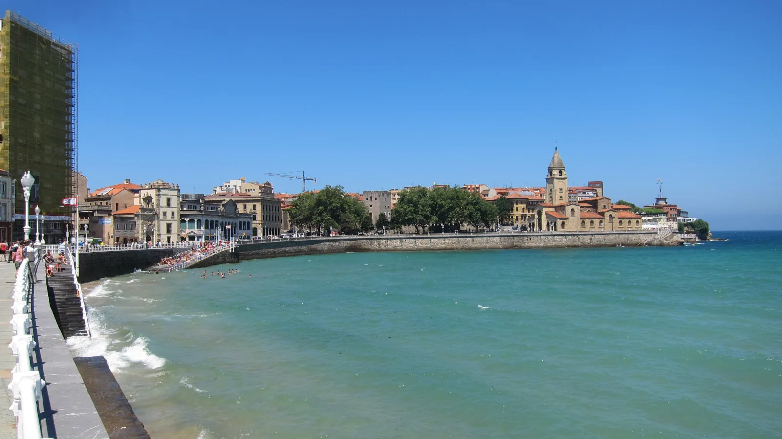 Coastal panorama of Gijón with Playa de San Lorenzo and the Elogio del Horizonte sculpture.