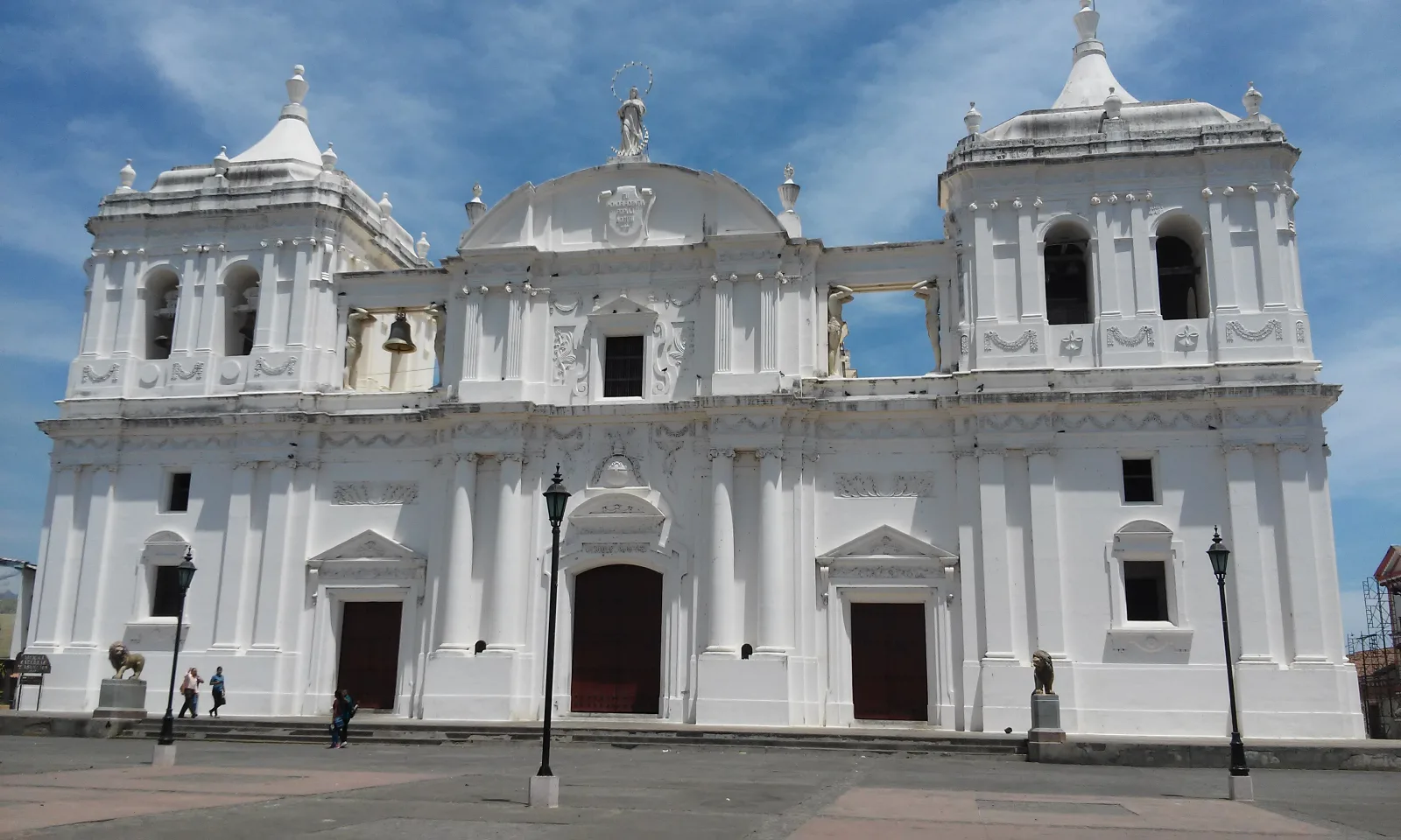 Vista do centro histórico de Léon com ruas antigas e edifícios históricos sob céu aberto