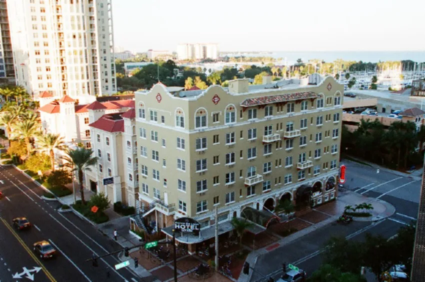 Vista de um hotel histórico em Léon, com fachada clássica e ambiente elegante.