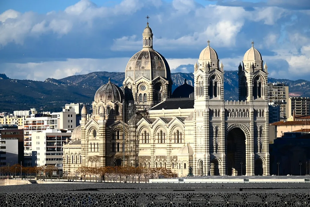 Vista de uma catedral histórica em uma cidade espanhola, evocando uma excursão a partir de Léon