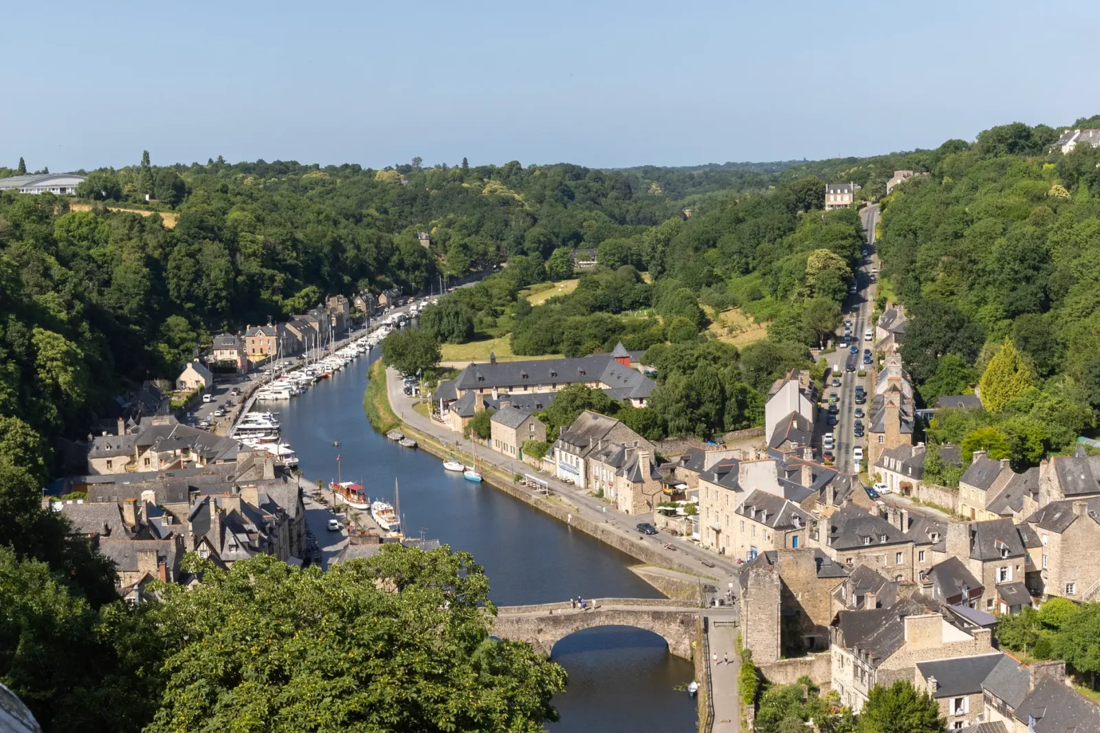 Centro histórico murado de Dinan, com casas medievais e ruas de pedra às margens do Rance