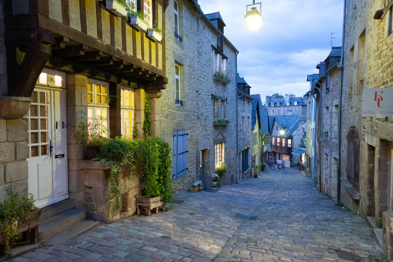 Rua medieval de Dinan com casas de pedra e clima histórico acolhedor