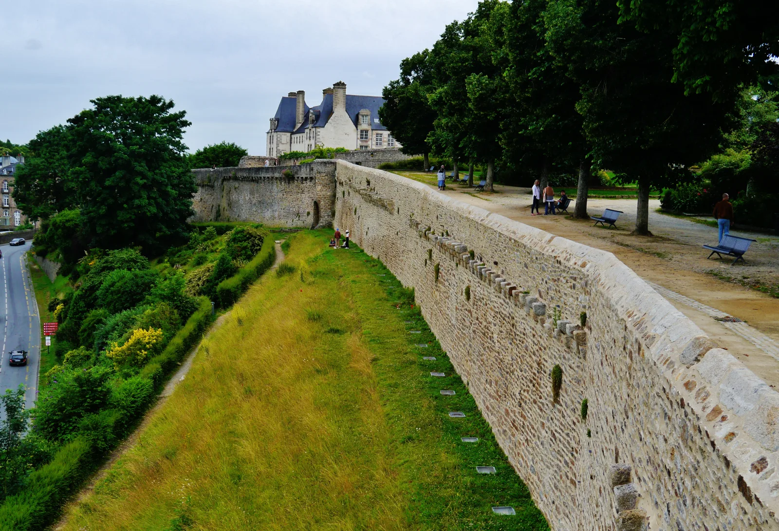 Muralhas medievais de Dinan com torres e casas em enxaimel no centro histórico.