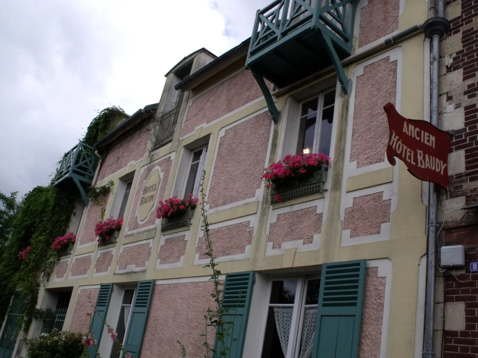 Calle tranquila de Giverny con casas bajas, jardines y pequeñas tiendas vinculadas a Monet