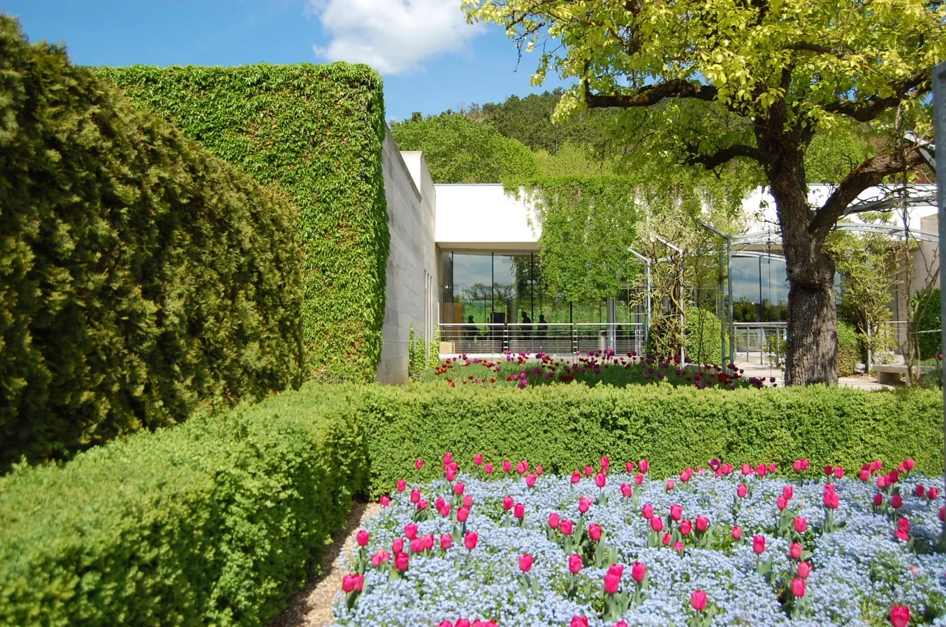 Musée des Impressionnismes en Giverny, con fachada moderna acristalada y jardines alrededor.