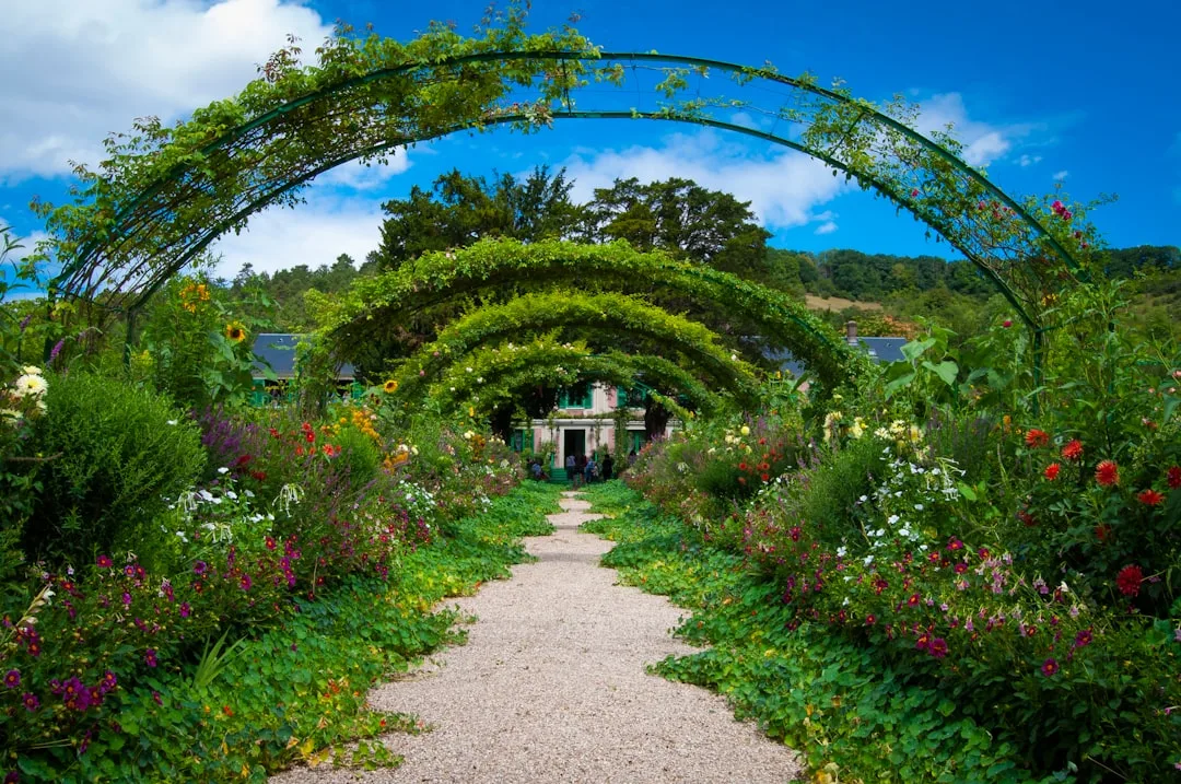 Puente japonés sobre lago con nenúfares en los jardines de Monet en Giverny