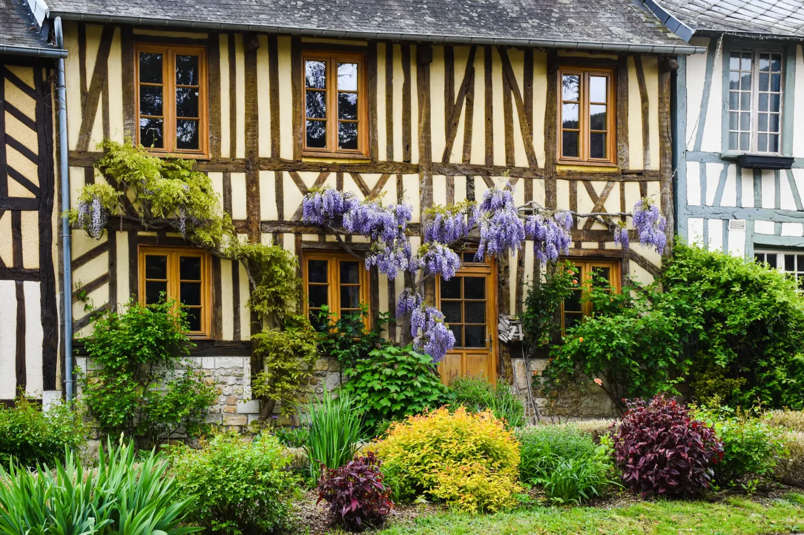 Casa de campo acogedora en Giverny, con jardín verde alrededor.