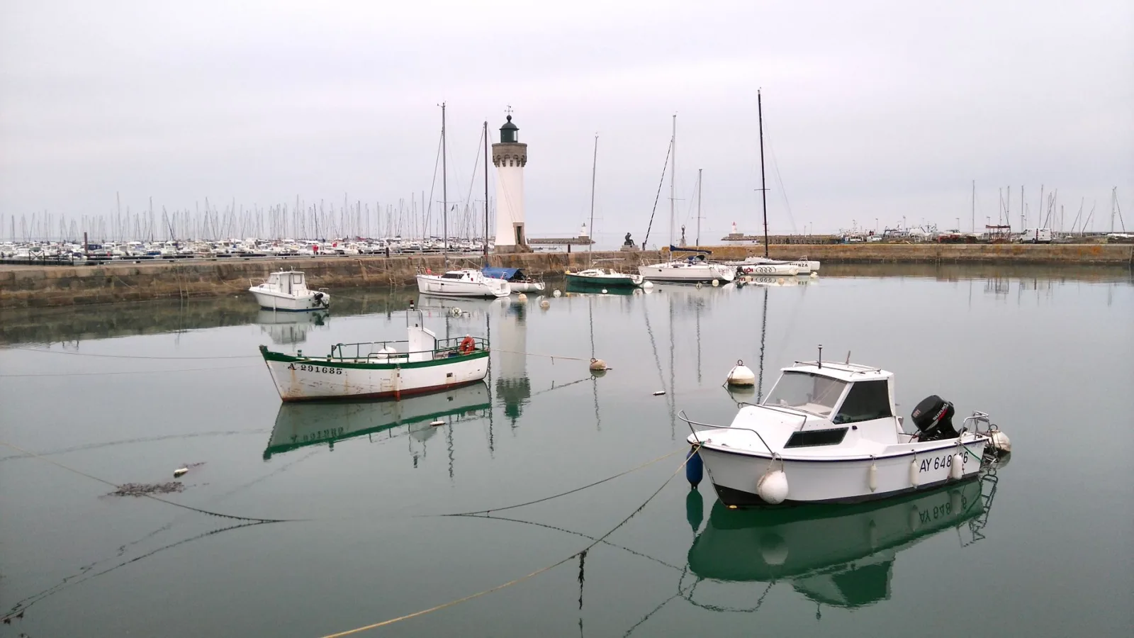 Playa rocosa de la península de Quiberon con mar agitado y sendero costero al fondo