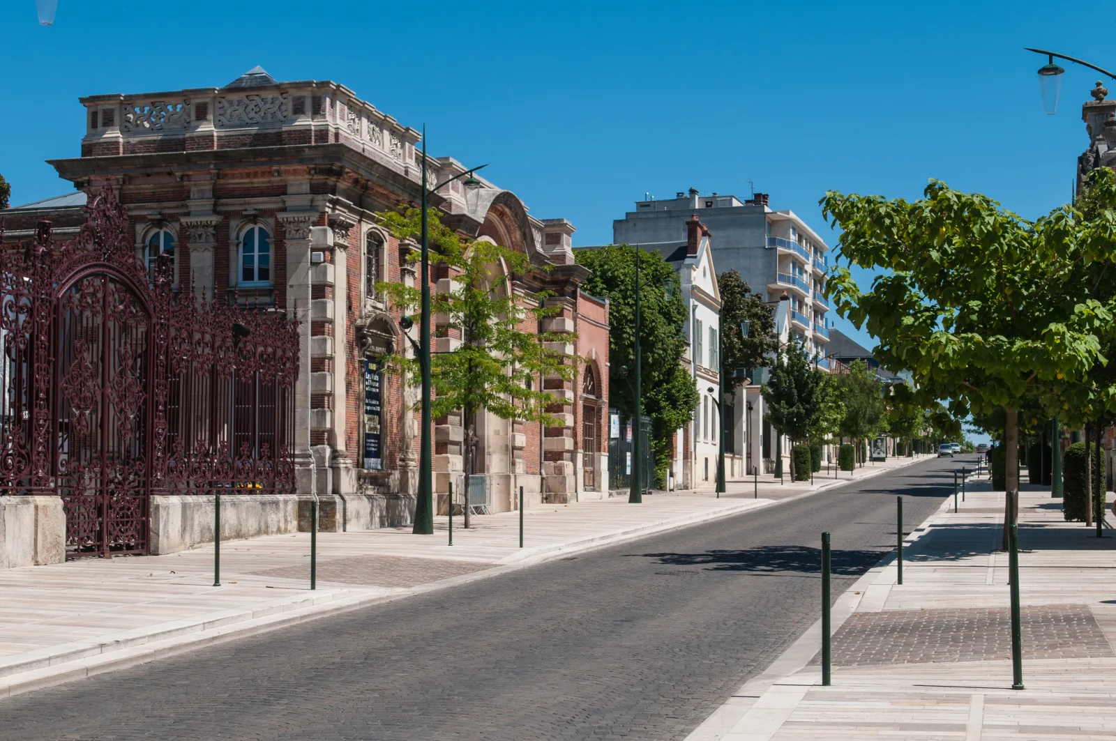 Charming street in Épernay with French facades and a wine-town atmosphere