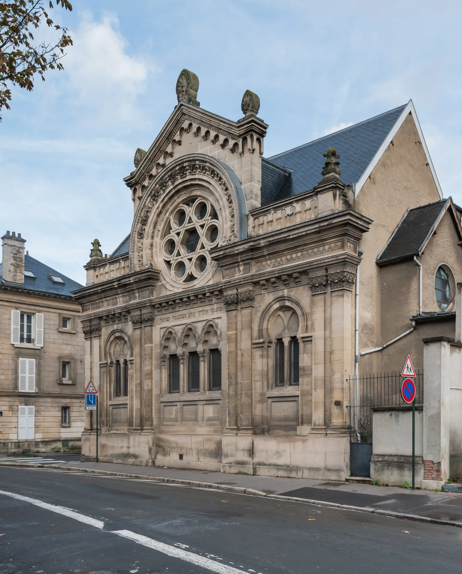 Avenue de Champagne in Epernay, with the tree-lined avenue and elegant mansions along the stretch.