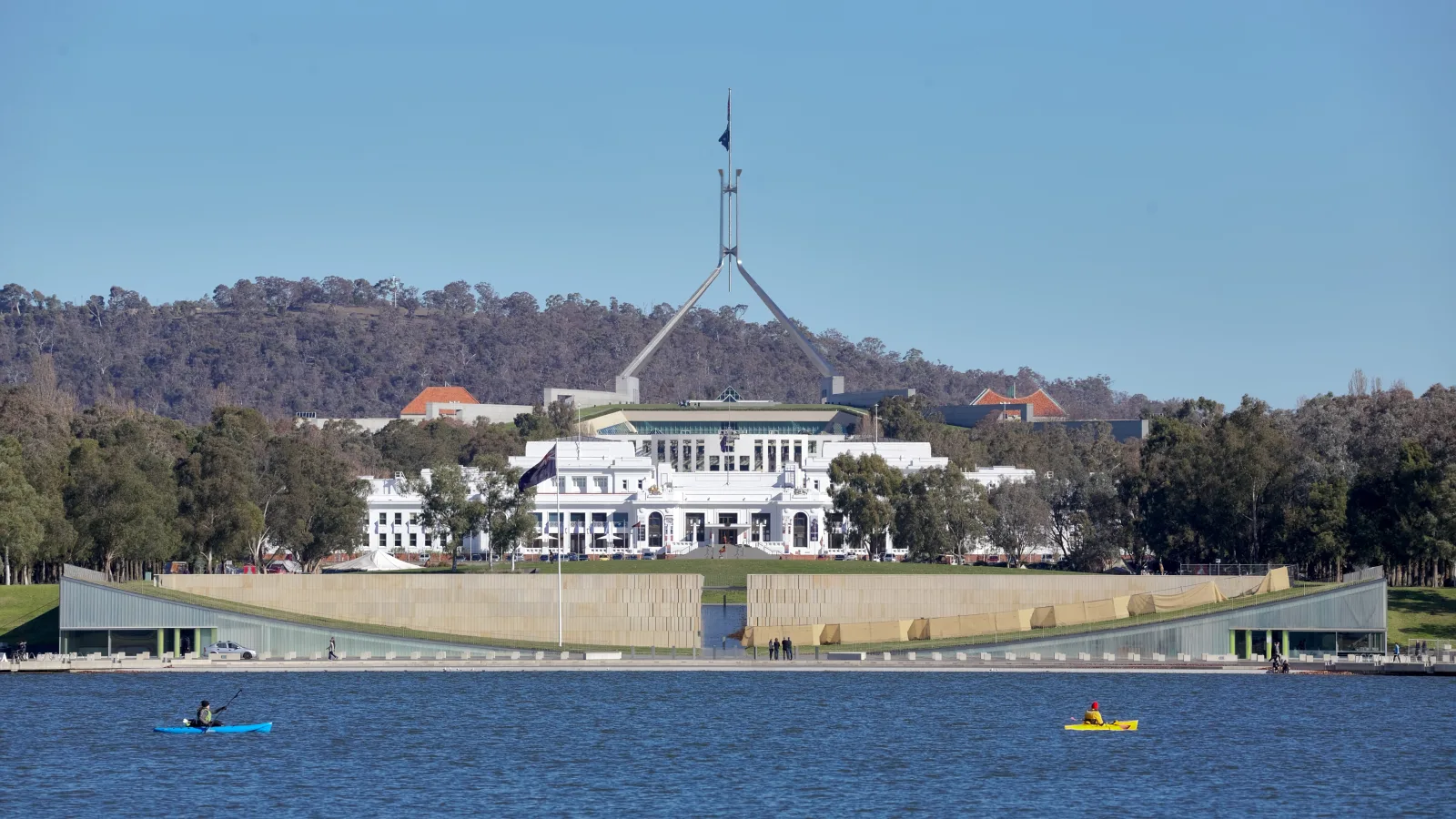 Vista aérea de Canberra com o Lake Burley Griffin e os edifícios cívicos ao redor