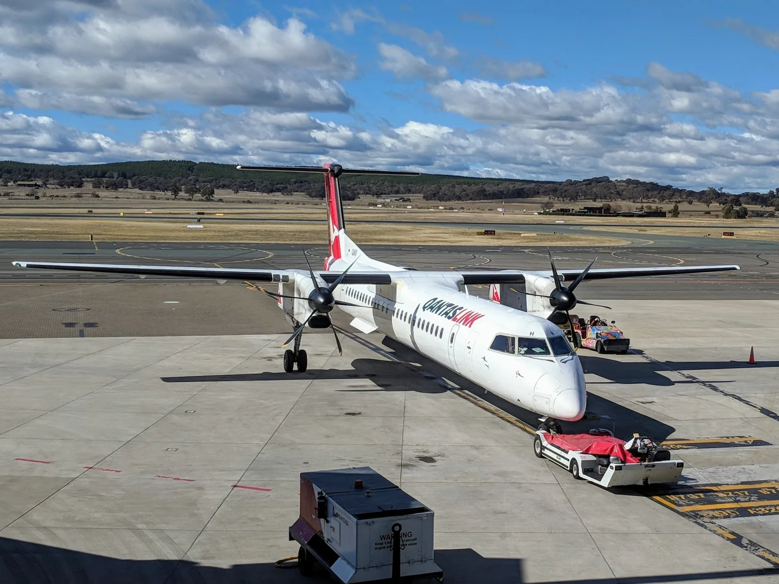 Terminal e pista do Aeroporto de Canberra com acesso para chegadas e partidas.