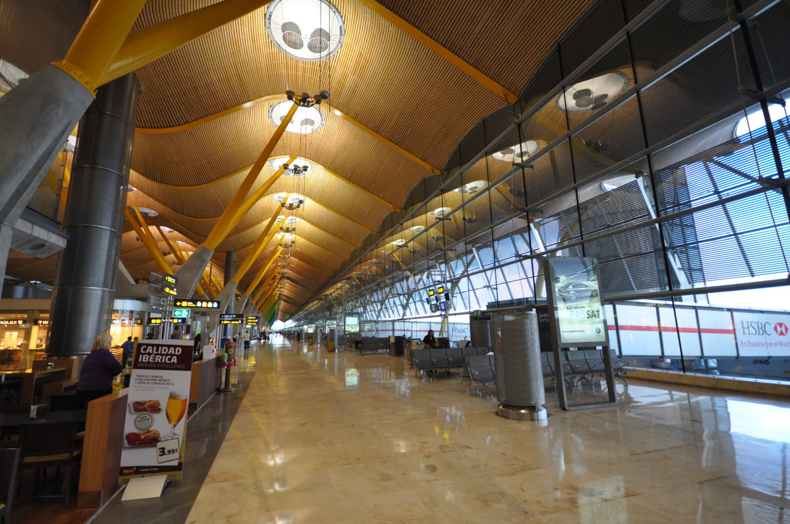 Aeroporto de Madrid com pista e terminal, sugerindo acesso à cidade e conexões de transporte.