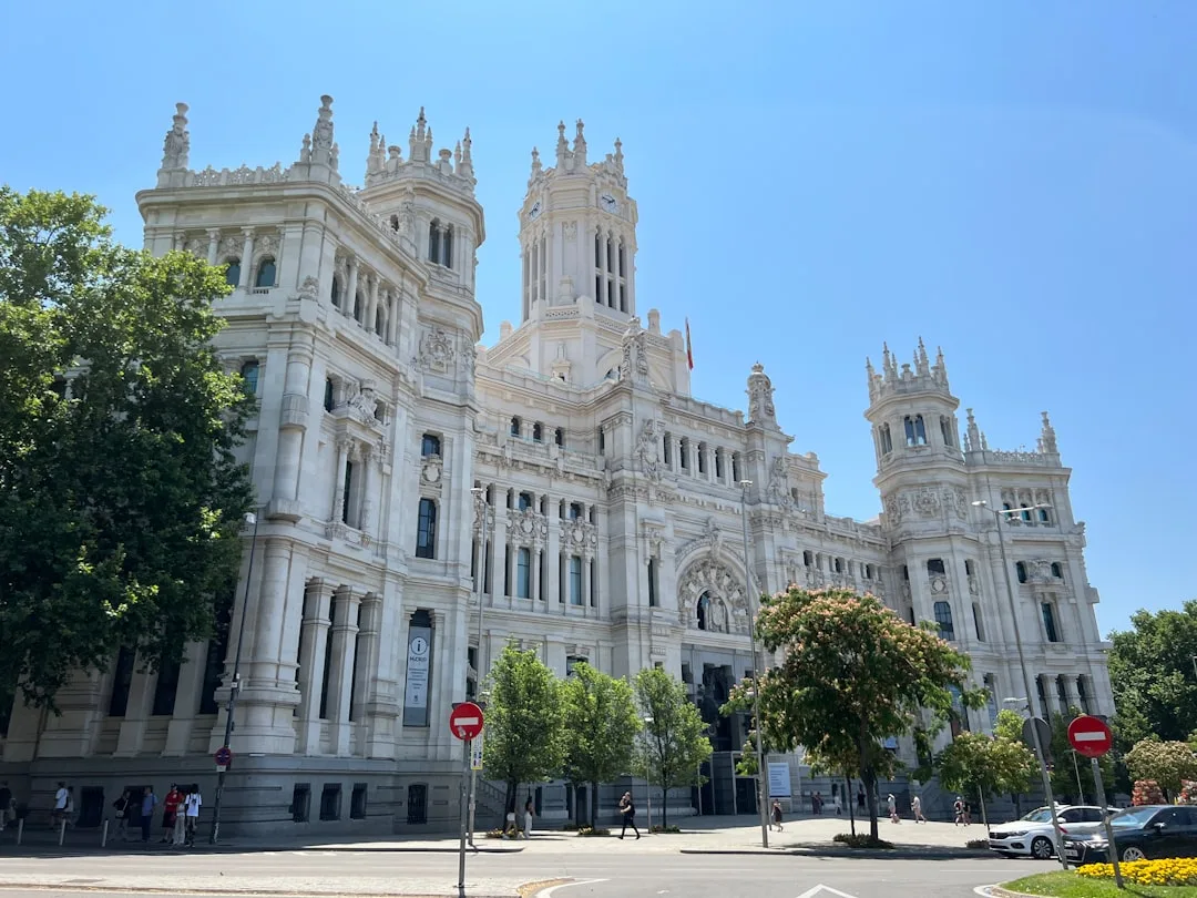 Rua de Madrid com prédios históricos e árvores, sugerindo um passeio urbano tranquilo