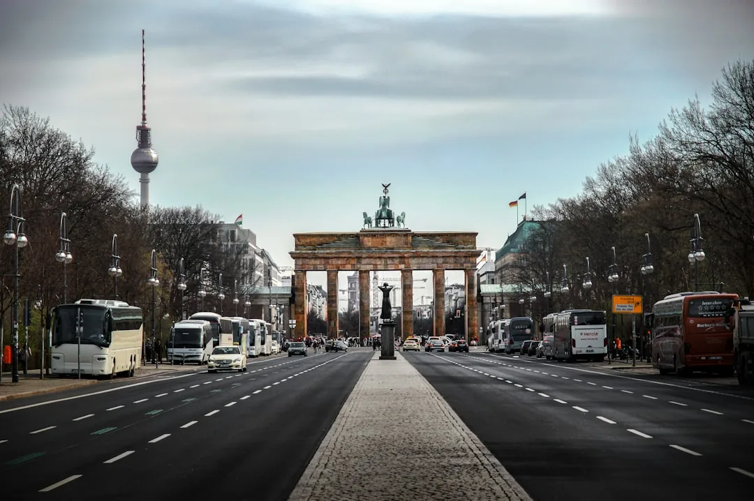 Vista panorámica de Berlín con la Puerta de Brandeburgo y edificios urbanos al fondo