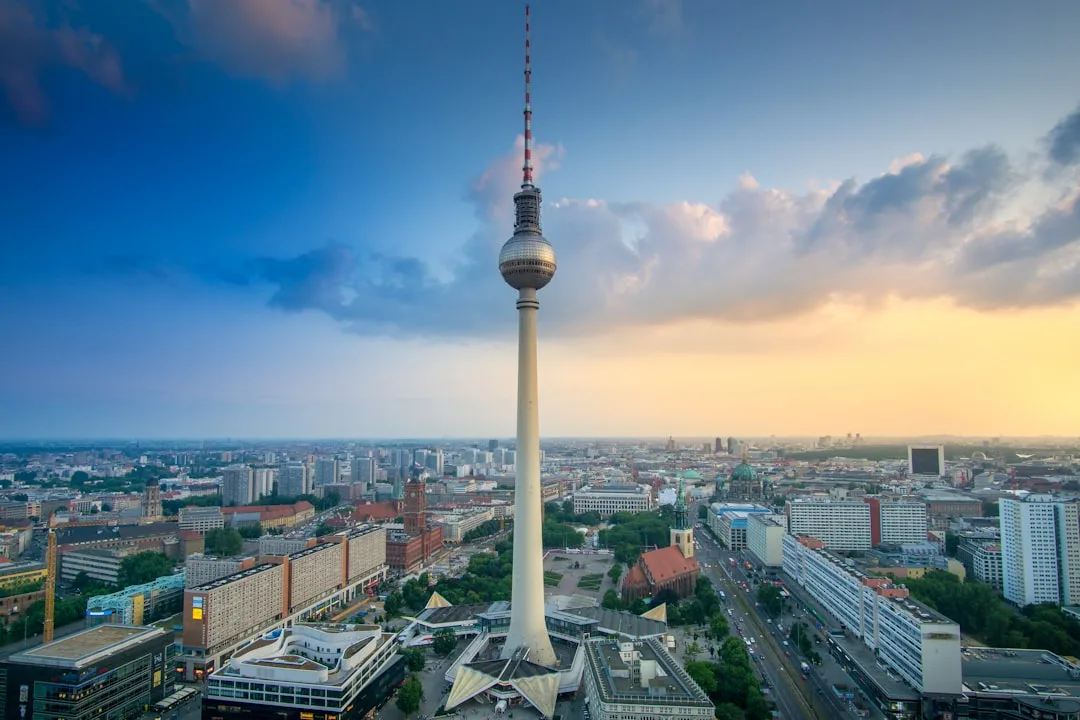 Vista urbana de Berlín con edificios históricos y calles amplias bajo cielo abierto