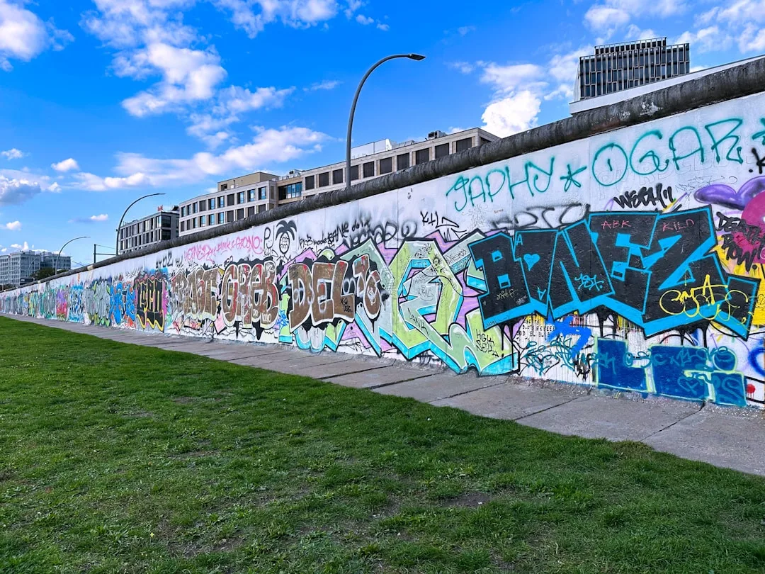 Trecho preservado del Muro de Berlín con grafitis, evocando la división de la ciudad en la Guerra Fría