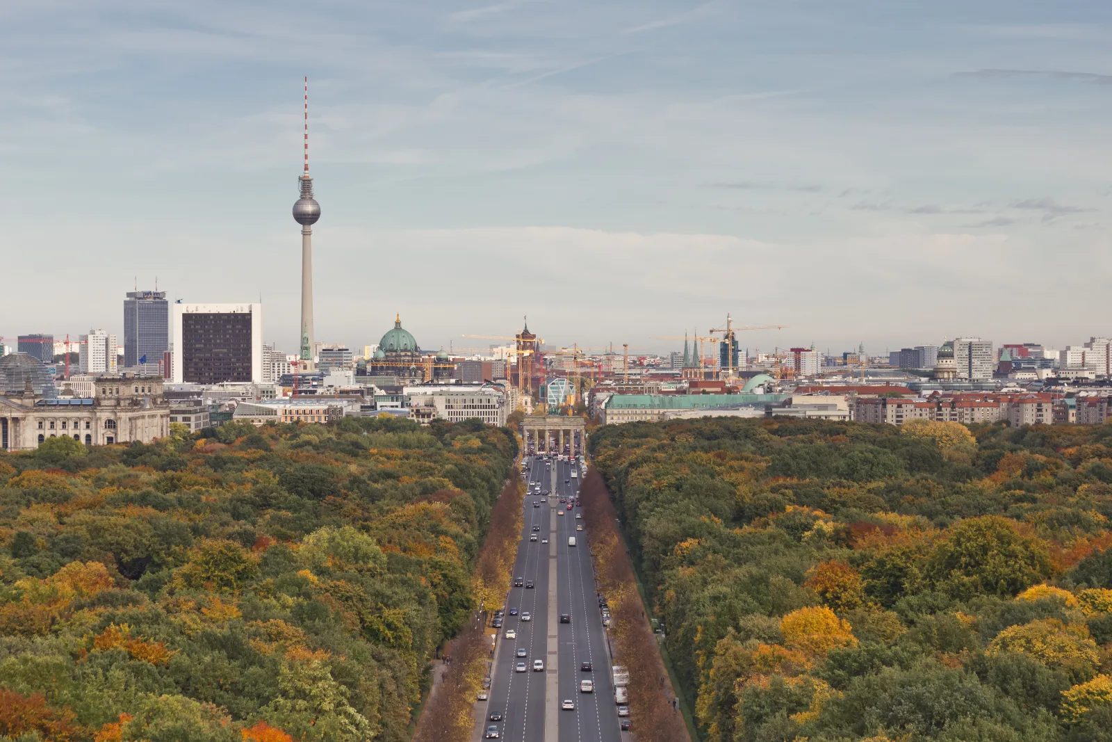 Vista panorámica de Berlín con el río Spree y edificios urbanos al fondo