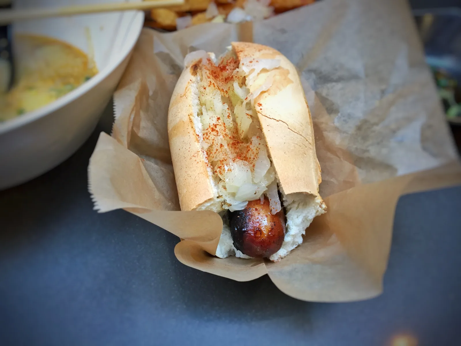 Currywurst en un puesto callejero en Berlín, con opciones multiculturales alrededor.