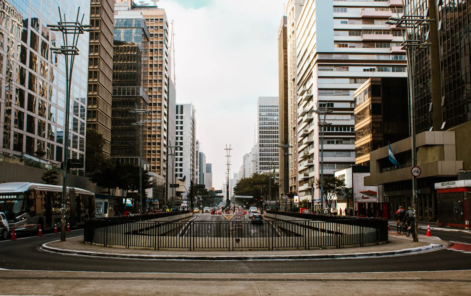 Modern hotel in São Paulo, with tall buildings in the background and an urban atmosphere.