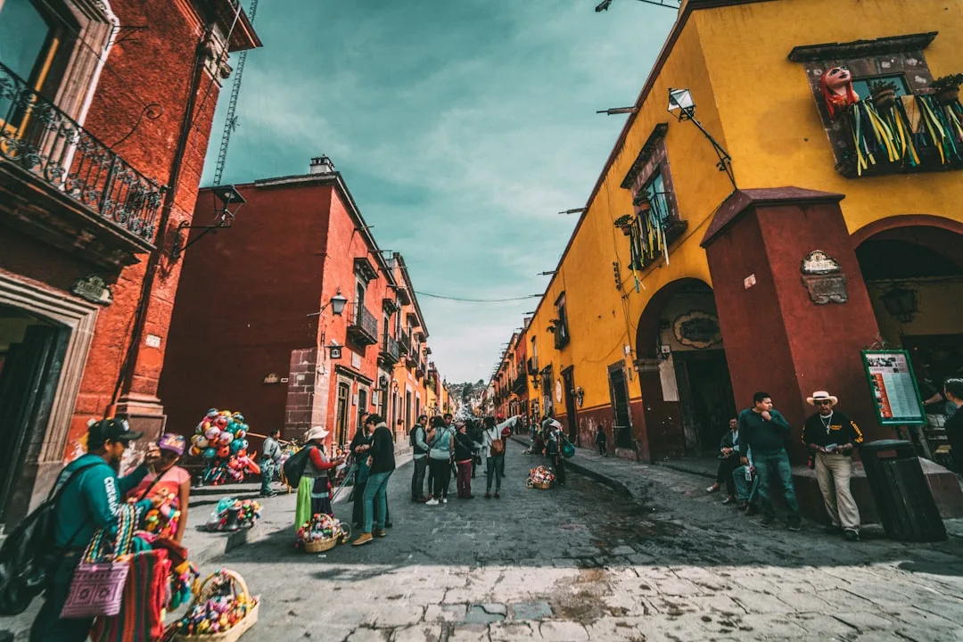 Vista urbana da Cidade do México com ruas amplas e edifícios ao fundo sob céu aberto