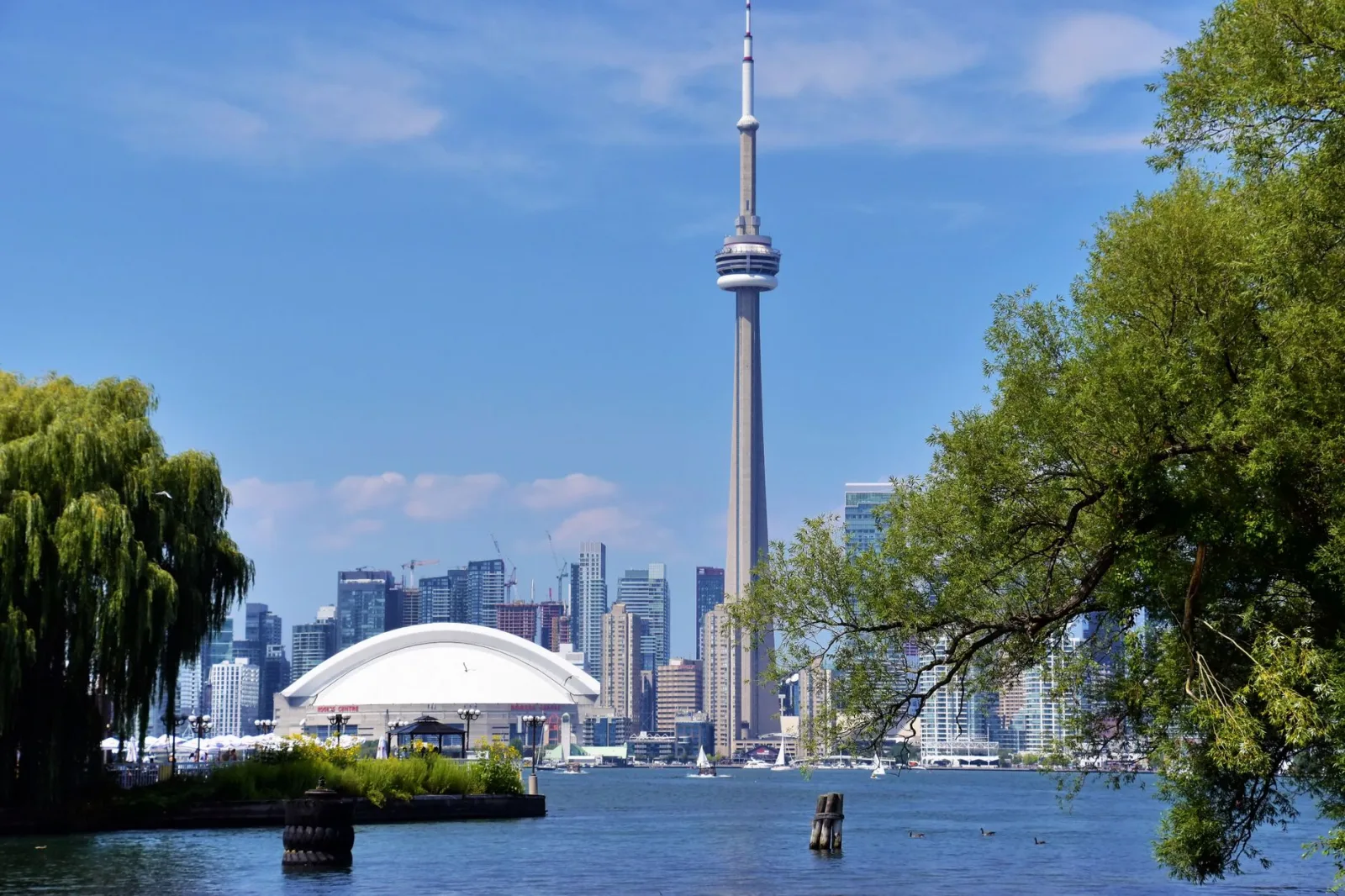 Toronto: complete guide to planning your trip, choosing neighborhoods, getting around, and putting together your itinerary
