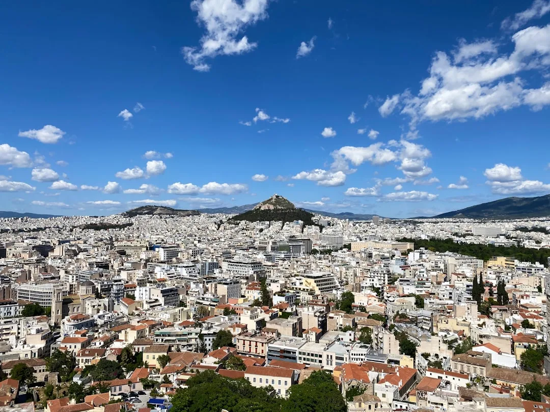Vista panorámica de Atenas con la Acrópolis y la trama urbana alrededor.