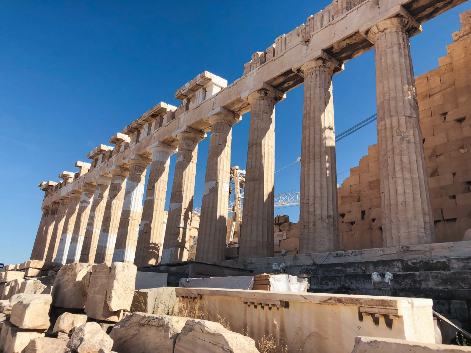Vista panorámica de Atenas con la Acrópolis al fondo bajo cielo despejado