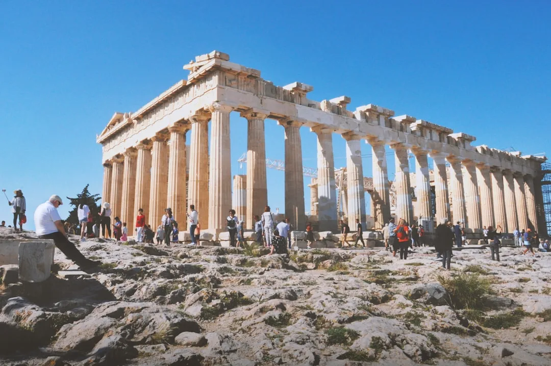 Acrópolis de Atenas al atardecer, con vista a la ciudad histórica.