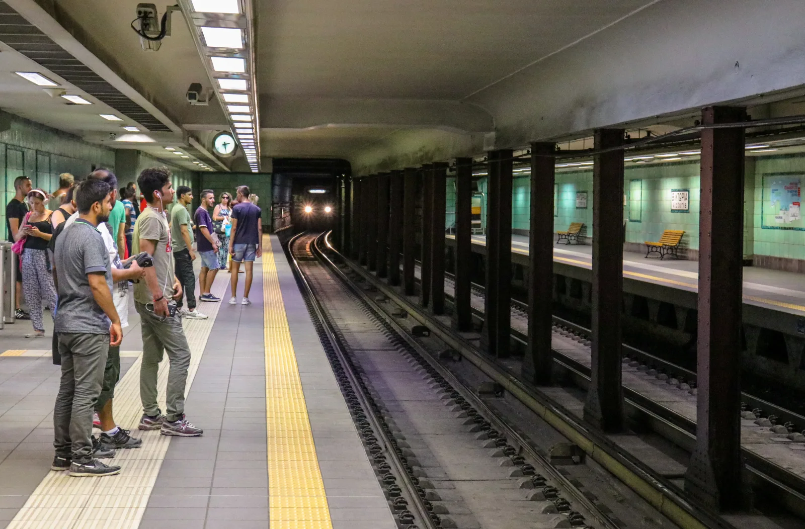 Metro de Atenas con pasajeros, indicando el transporte público de la ciudad.