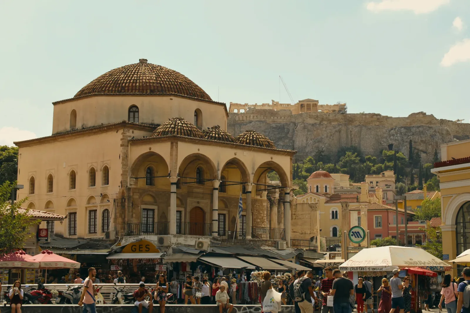 Vista panorámica de Atenas con la Acrópolis y edificios blancos alrededor￼