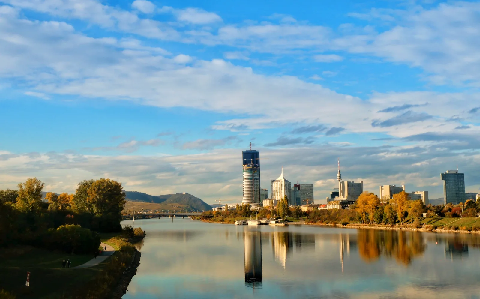 Vista panorámica de Viena con edificios históricos y cúpulas al fondo