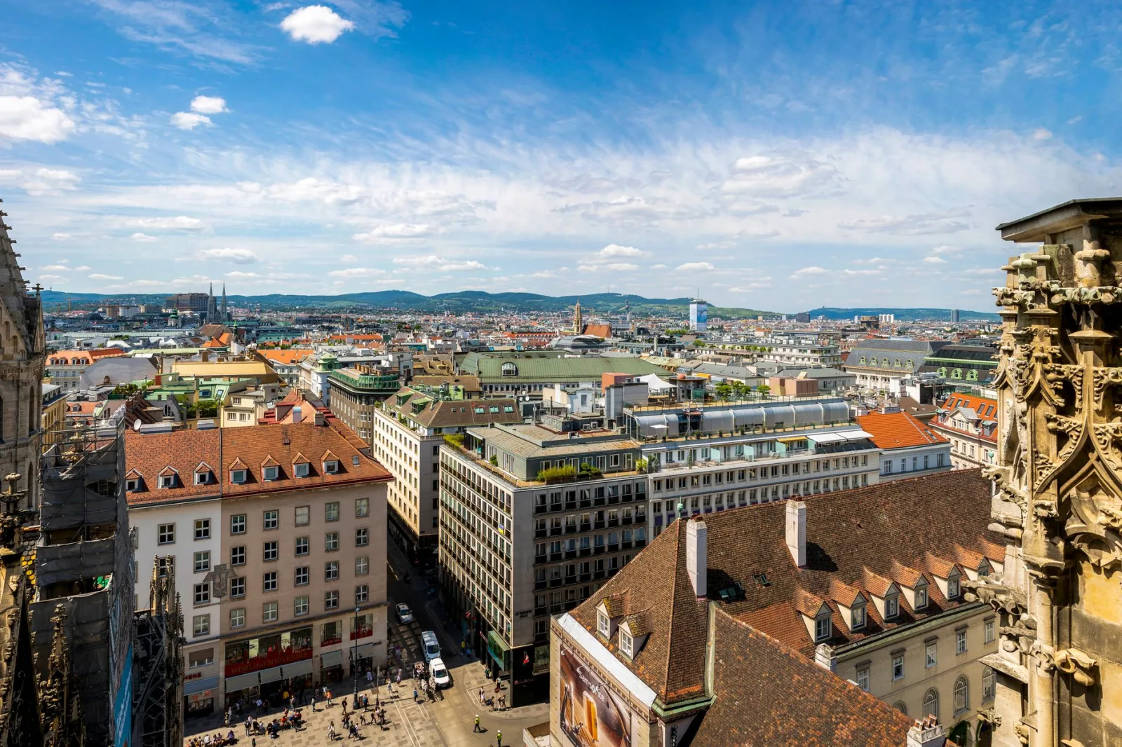 Vista de Viena con edificios históricos y calles elegantes cerca del centro de la ciudad