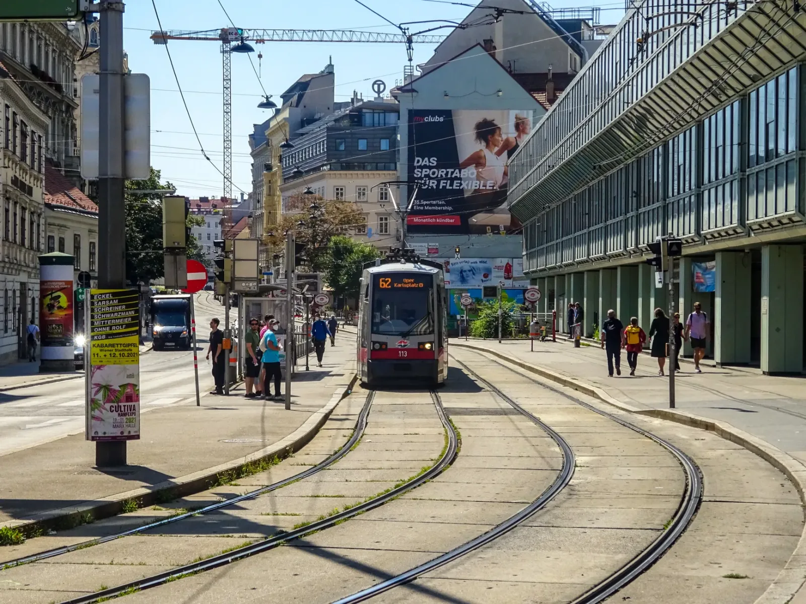 Centro de Viena con calles peatonales y estación de U-Bahn al fondo